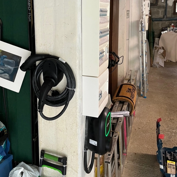 Pose d'une borne de recharge à Caen