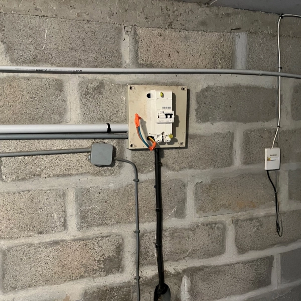 Pose d'une borne de recharge à Caen